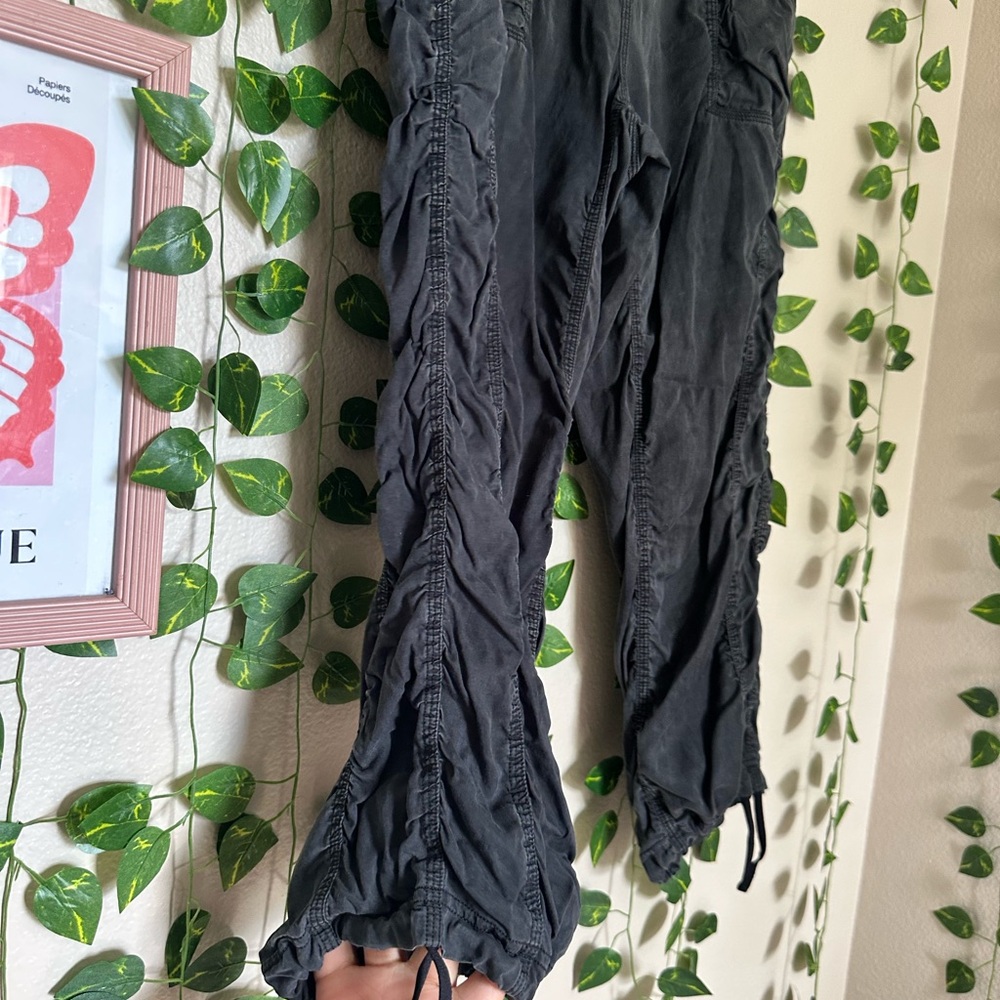 lululemon athletica Black Cargo Pants tencel cool fabric size 10 - Picture 3 of 6